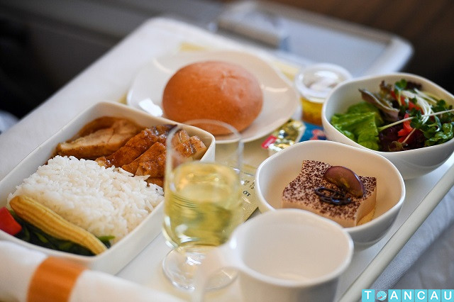 Hành khách có thể loại bỏ dịch vụ suất ăn trên chuyến bay để tiết kiệm chi phí khi mua vé